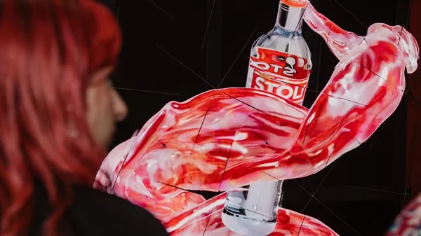 Η Stoli Vodka μας υποδέχεται, με τον πιο εντυπωσιακό τρόπο, στον απρόβλεπτο κόσμο του "Spirit of Change", μέσα από τα μάτια 4 καλλιτεχνών