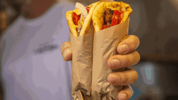 Αφιέρωμα Σουβλάκι: Τα σουβλατζίδικα της Αθήνας και όχι μόνο που τιμούν το εθνικό μας street food