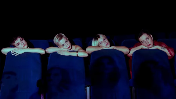 Η γυναικεία ματιά στις κακοποιητικές συνθήκες στο διαδίκτυο