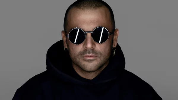 Ο Ilario Alicante χορεύει το Oddity Club