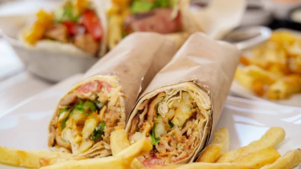 "Πιάτσα Καλαμάκι": Διαχρονικά το σουβλάκι της καρδιάς μας