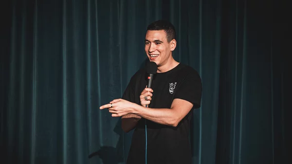 "C.R.E.A.M.": Ο κωμικός Χρήστος Πέτρου επιστρέφει στο θέατρο Eliart με ένα stand-up show που δεν χάνεται