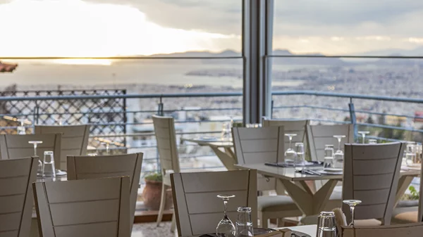 Video walkthrough: H Ναταλία Δραγούμη για εκλεκτή ψαροφαγία και μαγική θέα στο "Μπαλκόνι στις Κυκλάδες"