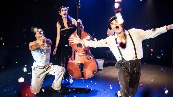 Ο "Περιοδεύων θίασος" επιστρέφει στο θέατρο Ελέρ