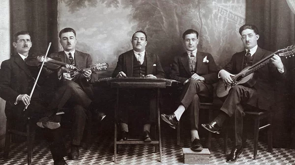 Μια περιήγηση στην έκθεση για το "Ρεμπέτικο": Σκέψεις και εντυπώσεις