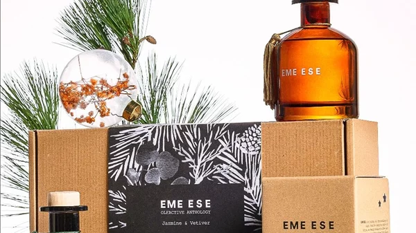 Η νέα limited σειρά κεριών και home αρωμάτων Eme Ese φέρνει τη μαγεία των Χριστουγέννων στο σπίτι.