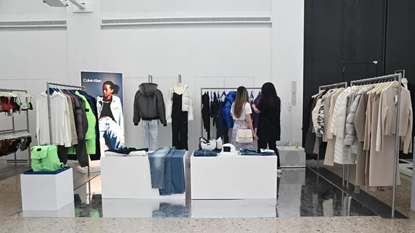 Εντυπωσιακή παρουσίαση των νέων συλλογών Tommy Hilfiger &amp; Calvin Klein FW2023 από τη SARKK