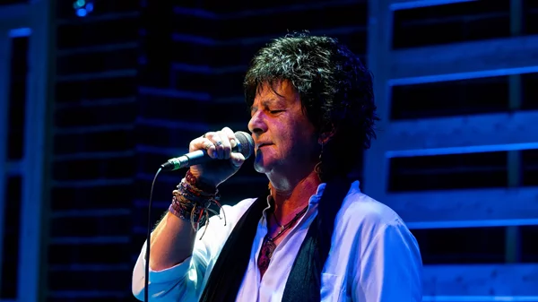 Φωτεινή Βελεσιώτου: Δυναμική πρεμιέρα στη "Σφίγγα", με χορούς, τραγούδι και λαϊκές πενιές