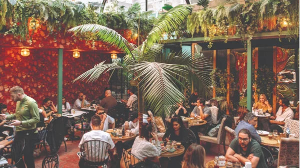 "Snob Athens": Ένα espresso gastro bar με σαγηνευτικό κήπο