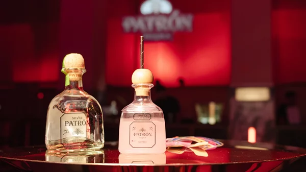 H Patrón γιόρτασε την Παγκόσμια Ημέρα Paloma σερβίροντας cocktail στο viral party του χώρου τέχνης Τhe Intermission