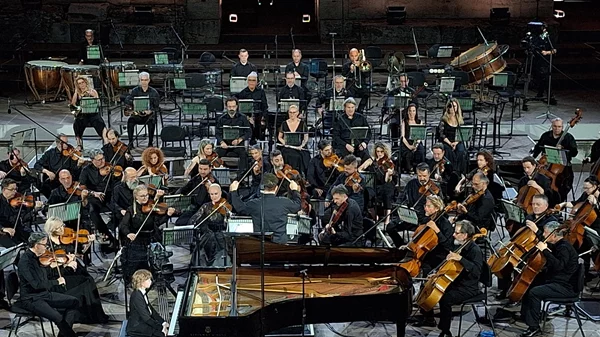 Πολλές δυνατότητες και υποσχέσεις από Συμφωνική Ορχήστρα ΕΡΤ και Μιχάλη Οικονόμου