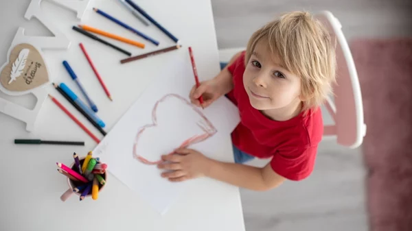 Τι αποκαλύπτουν οι ζωγραφιές των παιδιών για τα συναισθήματά τους;