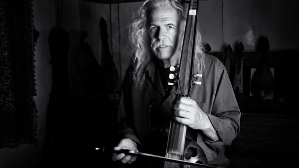 Ross Daly: "Πάντα αντιλαμβανόμουν τη μουσική ως κάτι που μαθαίνουμε μαζί με άλλους ανθρώπους"