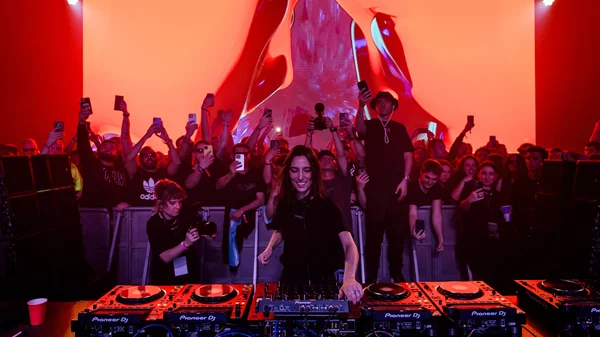 Το απόλυτο love story της Amelie Lens με την techno