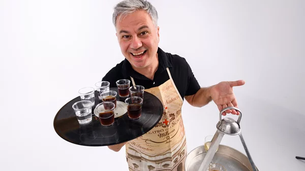 Με νέα παράσταση υποδέχεται το 2024 ο Χριστόφορος Ζαραλίκος!