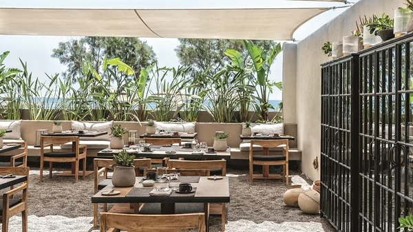 "Mr. E", Σαντορίνη