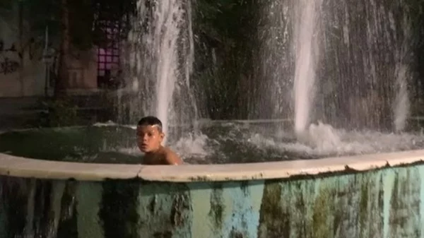 "My Street, and the films I dream of": 2 καλλιτέχνες ανασυντάσσουν τη γραμμικότητα του χρόνου στηΠλατεία Βάθης