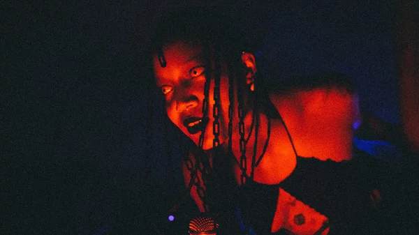 Noisy Words: Ένα υβριδικό φεστιβάλ εξερευνά την απόσταση από τη φωνή στον θόρυβο