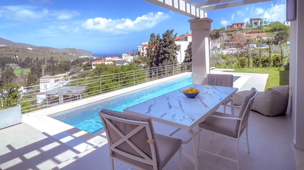 Οι βίλλες της εταιρείας "Suite Home" υποδέχονται τους πρώτους επισκέπτες στην Άνδρο