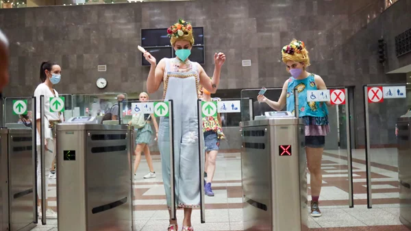 "Μήδεια" από το Εθνικό Θέατρο: Δείτε φωτογραφίες του δρώμενου στο μετρό Συντάγματος