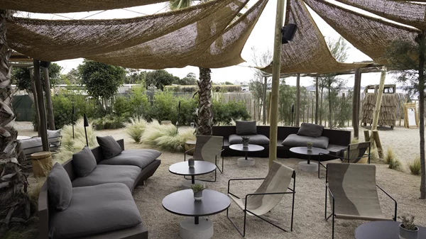 The C Beach Club: Μυκονιάτικα vibes και κομψή θαλασσοφαγία