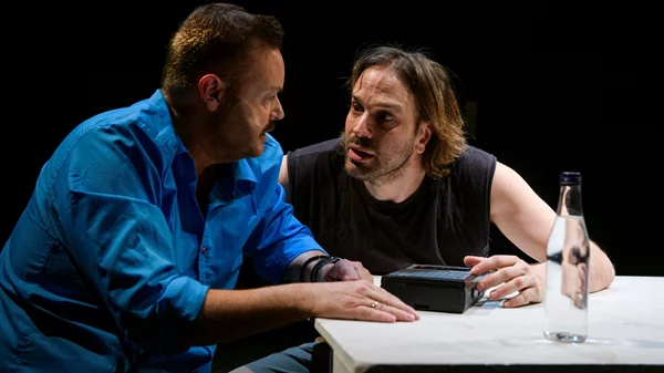 Η ιδιομορφία της ελληνικής οικογένειας βρίσκεται στον πυρήνα της "Κασέτας" που παίζεται για λίγο ακόμα