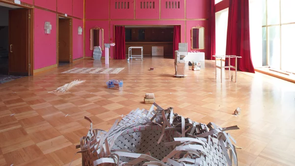 Η Ντόρα Οικονόμου νιώθει πολύ χαρούμενη που περνάει χρόνο στο φουαγιέ του Ολύμπια μαζί με τα πράγματά της, σαν να κάνει ζαβολιά