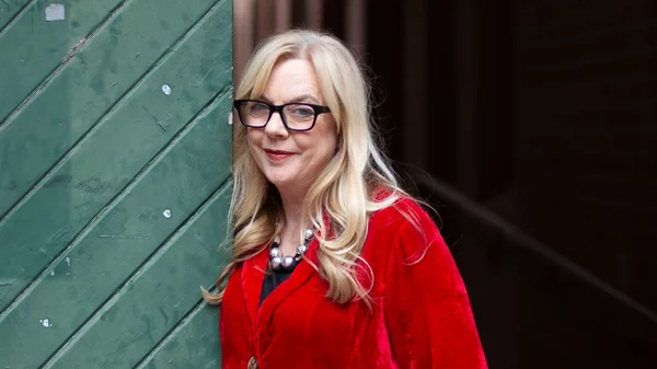 "Prima facie": Η Αλεξία Καλτσίκη στο "WOW" διαβάζει από το έργο της Σούζι Μίλερ για την πατριαρχία