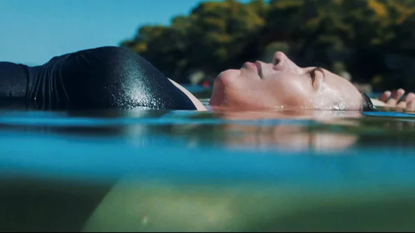 12ο Athens Open Air Film Festival: Πανελλήνια πρεμιέρα για τη "Χαμένη Κόρη" της Μάγκι Τζίλενχαλ