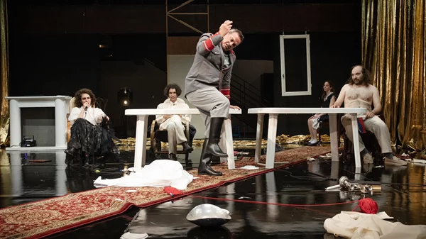 "Και λέγε λέγε": Η νέα ανατρεπτική παράσταση της αιρετικής δημιουργού Λένας Κιτσοπούλου μιλά μόνο μόνο μόνο για τον έρωτα