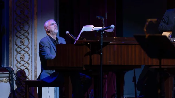 O Γιώργος Λαιμός σε μια "Θάλασσα μουσικής"