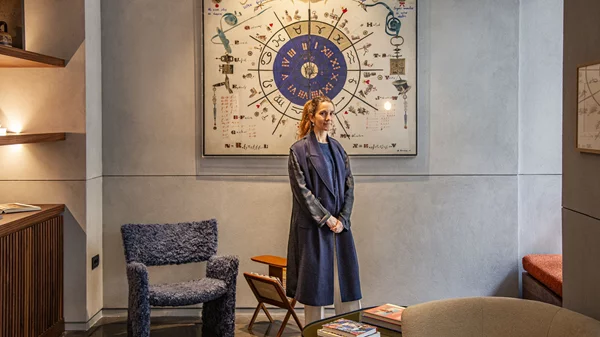 Αναστασία Σγουμποπούλου, πώς έφτιαξες μια κιβωτό σύγχρονης τέχνης στην άβυσσο της Πλατείας Αγίας Ειρήνης;