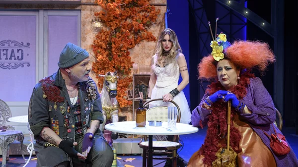 Η "Τρελή του Σαγιό": Τελευταίες παραστάσεις στο Παλλάς