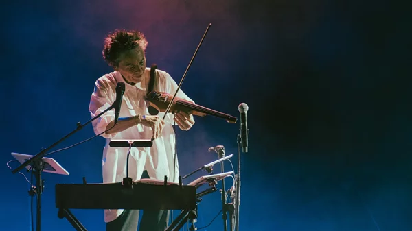 Laurie Anderson: Δίδαξε "The Art of Falling" στο Ηρώδειο, αποχωρώντας καταχειροκροτούμενη