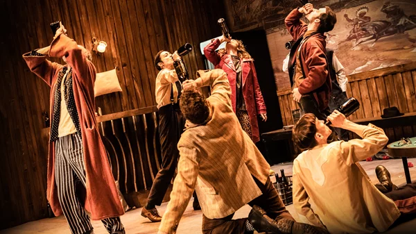 "Ο παγοπώλης έρχεται": Συνεχίζεται η επιτυχημένη παράσταση του Ακύλλα Καραζήση στο σπανίως παιζόμενο έργο του Ο’ Νιλ