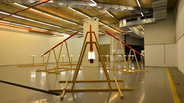 Στην "Αυλή των ηρώων" στο Μέγαρο Μουσικής ο Κώστας Ρουσσάκης αναμετράται με τη μνημειακότητα του Πεδίου του Άρεως