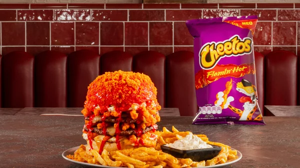 Μπαρ Μπεε Κιου x Cheetos Flamin’ Hot: Tο νέο Μπεεργκερ του Μήνα είναι Pure Fire!