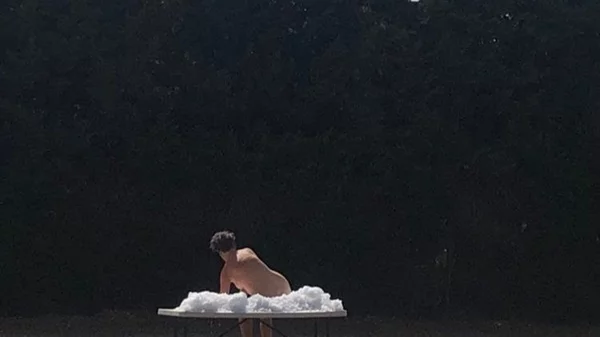 "S.O.S": H περφόρμανς της Ada Vilaro ακροβατεί μεταξύ σώματος και χώρου