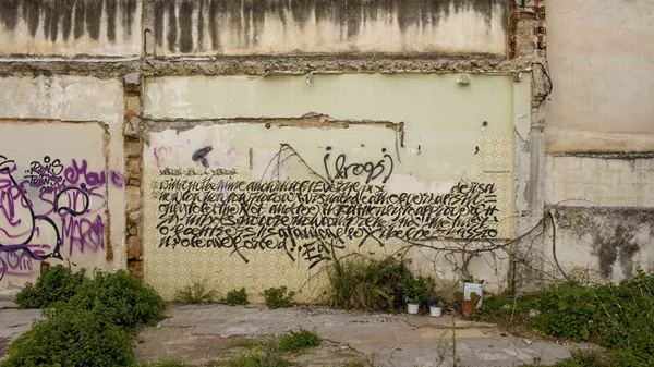 Ο Τόλης Τατόλας απαθανατίζει τα "Απομεινάρια μιας Πτώσης"