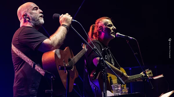 Με ποιους καλλιτέχνες συνεχίζουν να τραγουδούν "για τις παλιές αγάπες..." οι Πυξ Λαξ όλα τα Σάββατα του Ιανουαρίου;