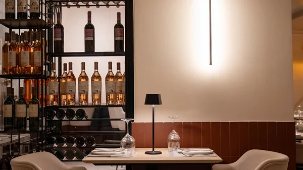 Video walkthrough: Η Ναταλία Δραγούμη δοκιμάζει το ανανεωμένο ιταλικό "Migliore Pizza & Wine" στο Παλαιό Φάληρο