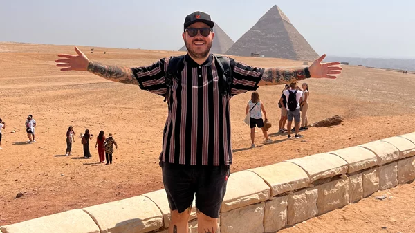 Άνταμ Κοντοβά, τι ετοιμάζεις στο Κάιρο;