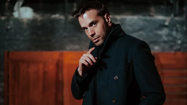 Μάνος Καρατζογιάννης: "Η Ρεζά ξέρει ότι ο ψυχισμός μας κρύβεται στις αόρατες λεπτομέρειες"