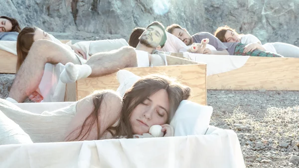 Η ομάδα "Εν Δυνάμει" ανεβάζει τους "Υπνοβάτες" στο Δημοτικό Θέατρο Πειραιά