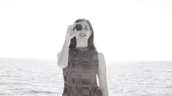 Η Νεφέλη Φασούλη μας κλείνει διπλό ραντεβού στην ταράτσα του Gazarte