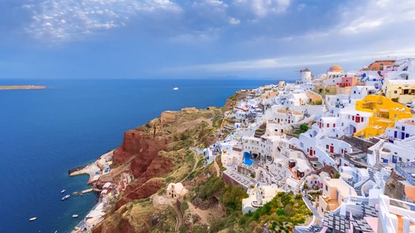 ΙΝΣΕΤΕ: Αύξηση 4% σε αφίξεις και 12% σε εισπράξεις για τον ελληνικό τουρισμό το 2023 σε σχέση με πριν την πανδημία