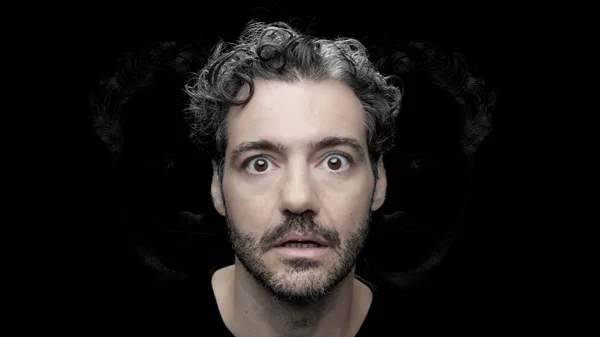 "Ο Τίποτας (μια πονεμένη ιστορία)": Ο Θάνος Τοκάκης σε μια αυτοσαρκαστική παράσταση