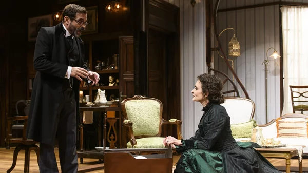 "Στο διπλανό δωμάτιο ή το έργο του δονητή": Δείτε τις πρώτες φωτογραφίες της παράστασης