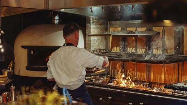 "Mountain": Βουνό και θάλασσα στις... φλόγες στο πολυσυζητημένο εστιατόριο του Λονδίνου