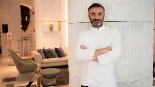 Ο Δημήτρης Μπούτσαλης φτιάχνει και μουσακά αν χρειαστεί